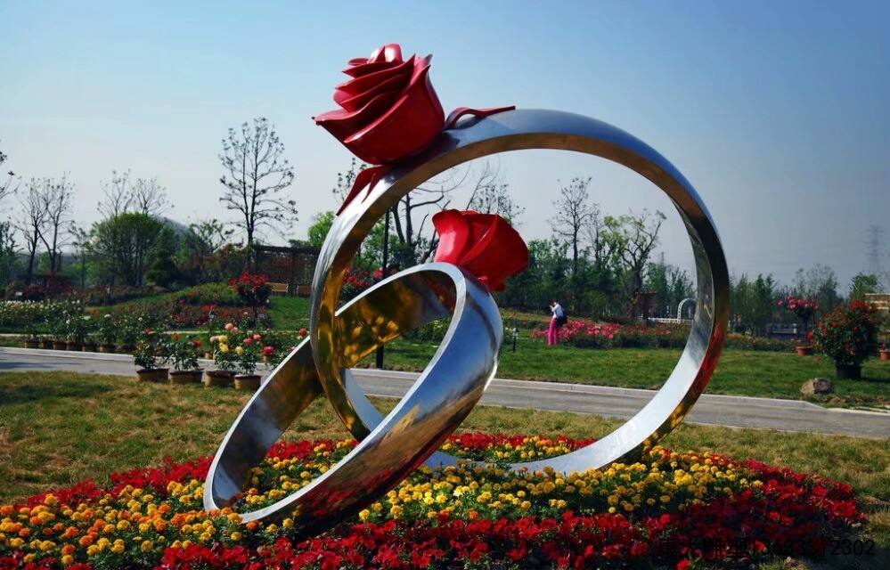 不銹鋼雕塑的特點(diǎn)有哪些？如何進(jìn)行設(shè)計制作？